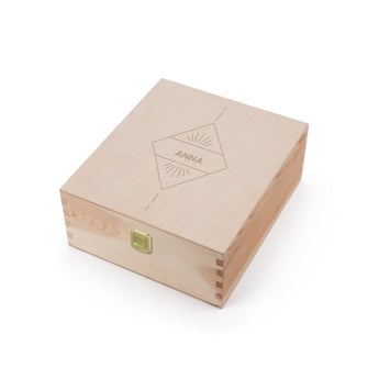 Lesena škatla za čaj z vgraviranim pokrovom