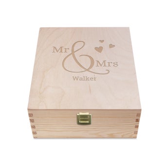 Wooden tea box with engraved lid