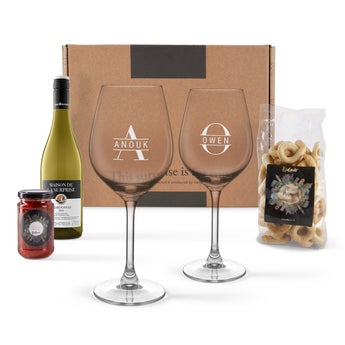 Nápojový balíček s bílým vínem a gravírovanými skleničkami