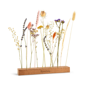 Suszone kwiaty w grawerowanym stojaczku