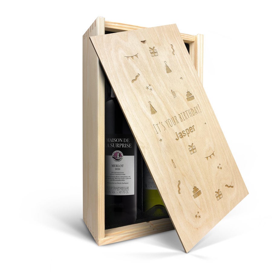 Wijnpakket in gegraveerde kist - Maison de la Surprise - Merlot en Sauvignon Blanc