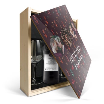Confezione Stampata Vino Maison de la Surprise Merlot con bicchieri 