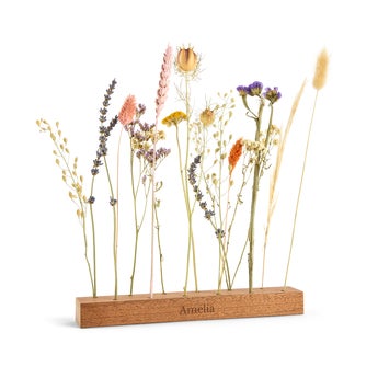Posušeno cvetje s personaliziranim lesenim stojalom
