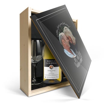Maison de la Surprise Chardonnay mit Glas & Druck