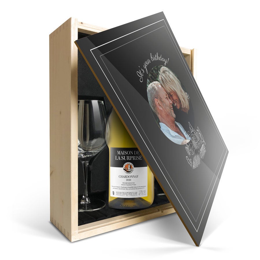 Conjunto de vinho com copos - Maison de la Surprise Chardonnay - Caixa impressa