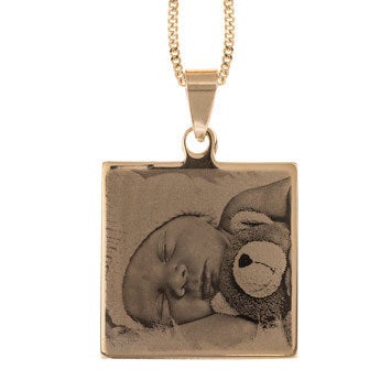 Collar con colgante cuadrado