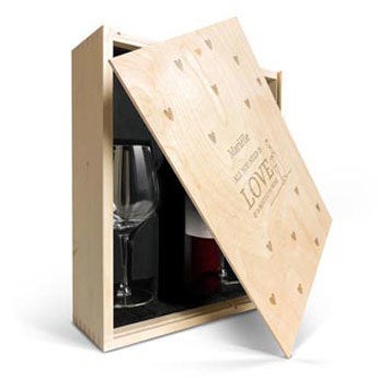 Salentein Primus Malbec met glazen en gegraveerde deksel