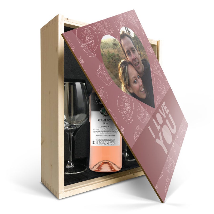 Conjunto de vinho com copos - Maison de la Surprise Syrah - Caixa impressa