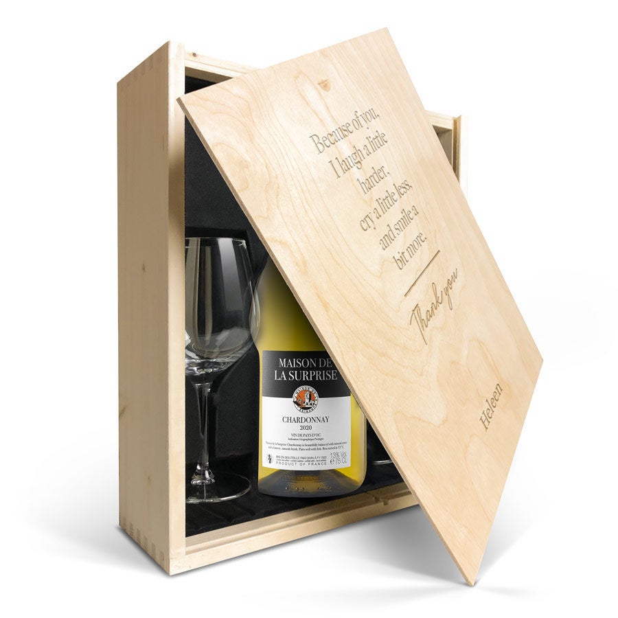 Wijnpakket met glas - Maison de la Surprise Chardonnay (Gegraveerde deksel)