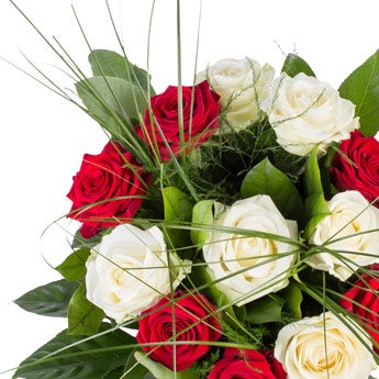 Rode en witte rozen boeket