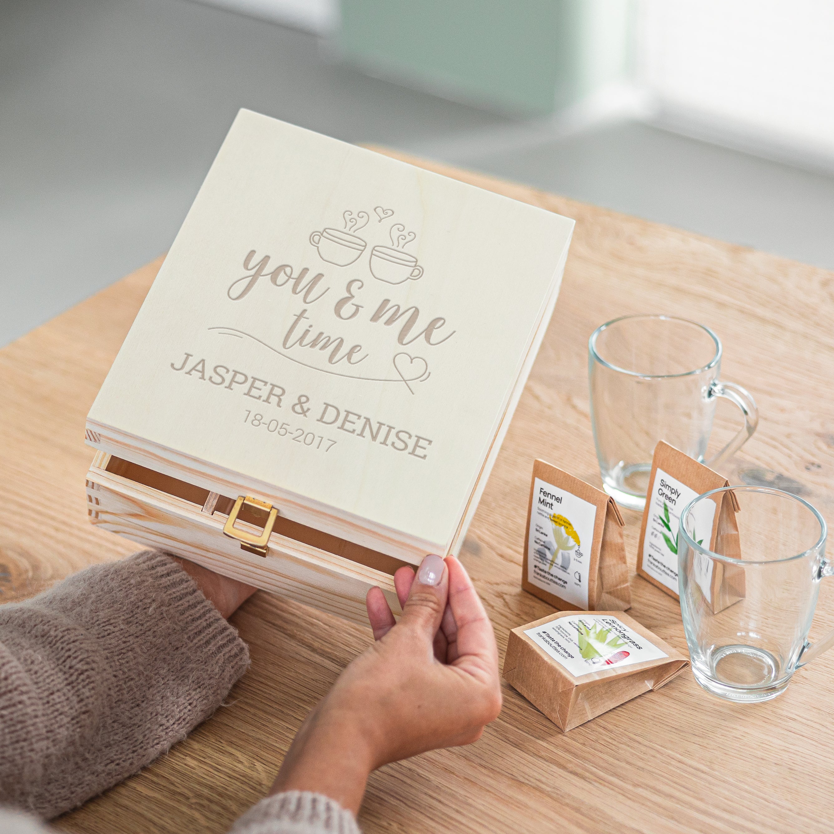 Cadouri personalizate din cutie de ceai din lemn
