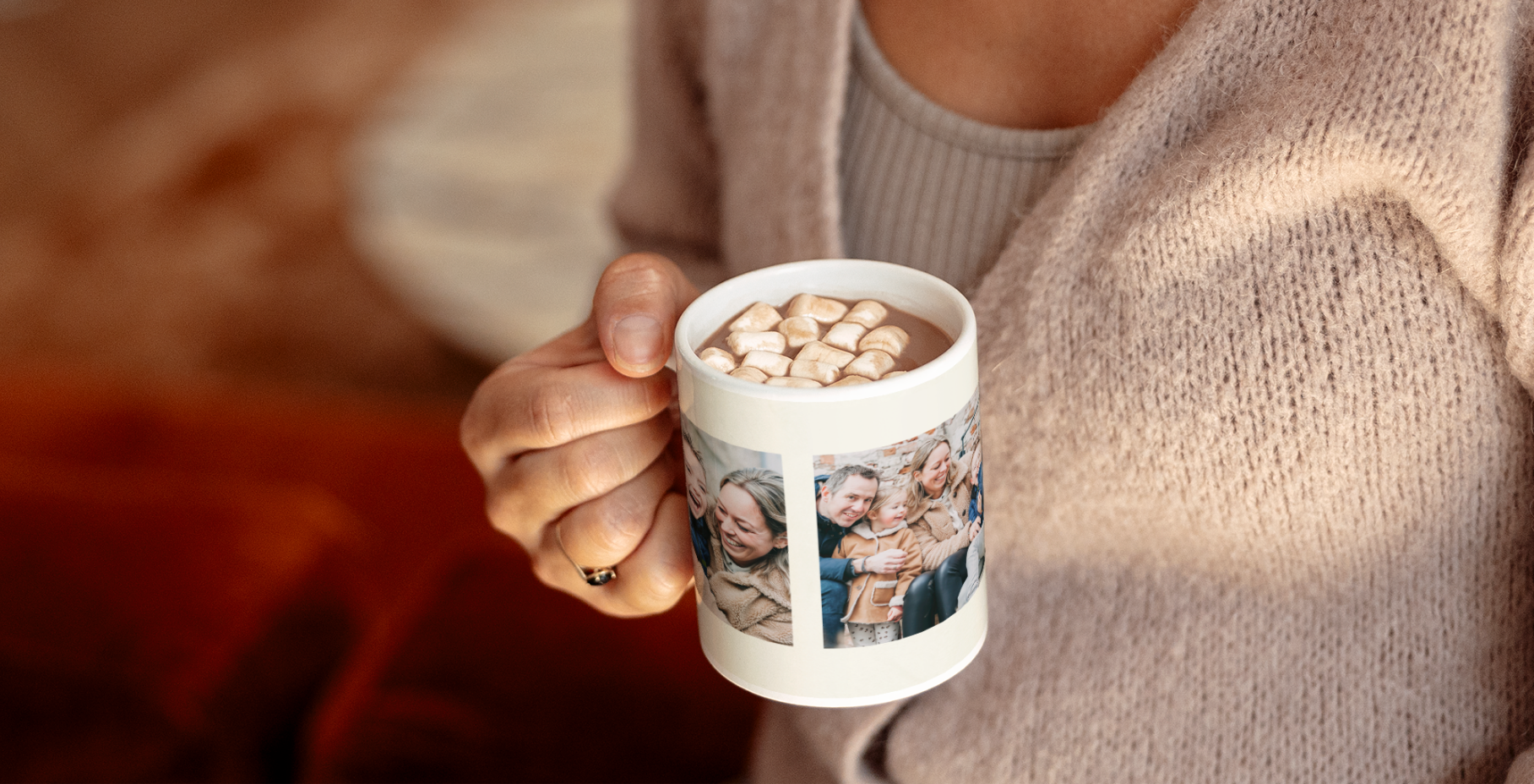 Mug personnalisé avec échographie de bébé en noir et blanc, tenu par une personne. Cadeau unique pour annonce de grossesse.