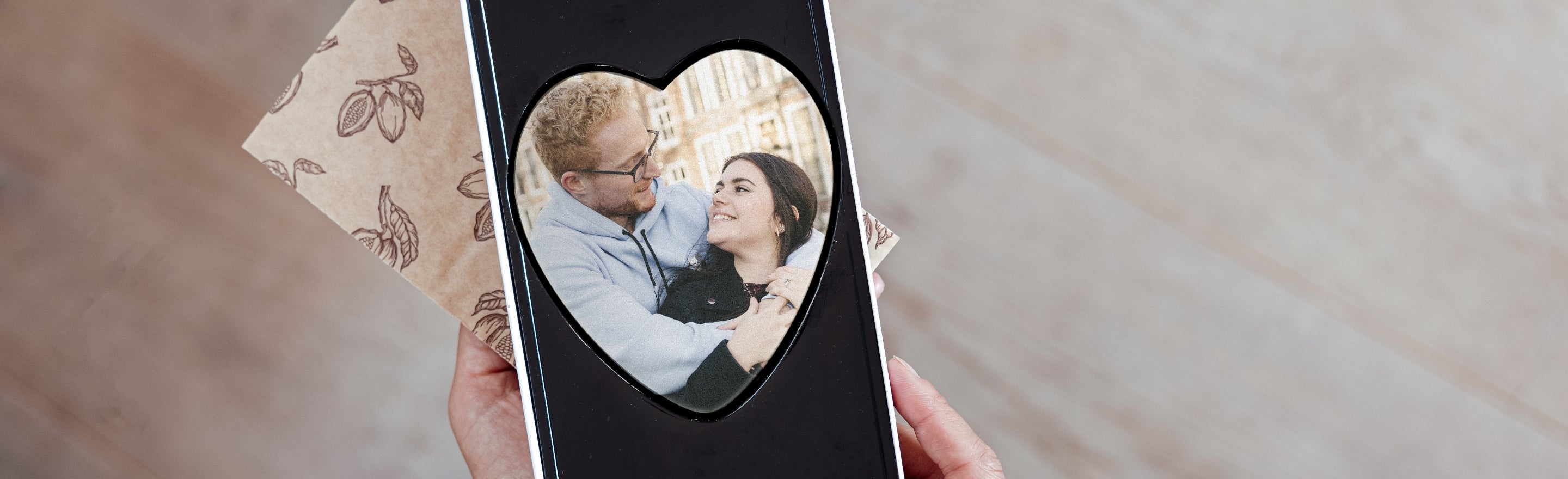 Gepersonaliseerd fotocadeau met hartvormige afbeelding van een koppel, geprint op zwart materiaal. Perfecte geschenkoptie met eigen foto.