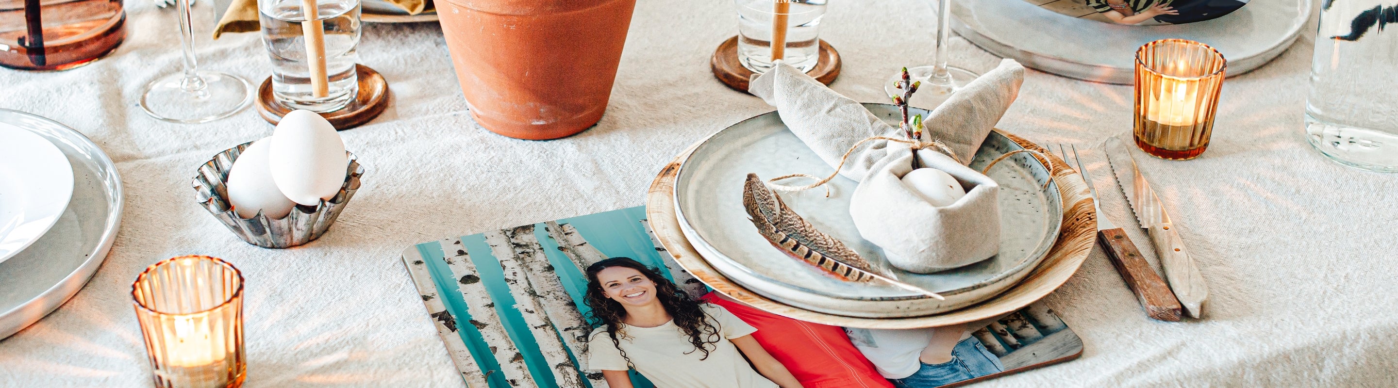 Festive decorations for a beautiful dinner table

