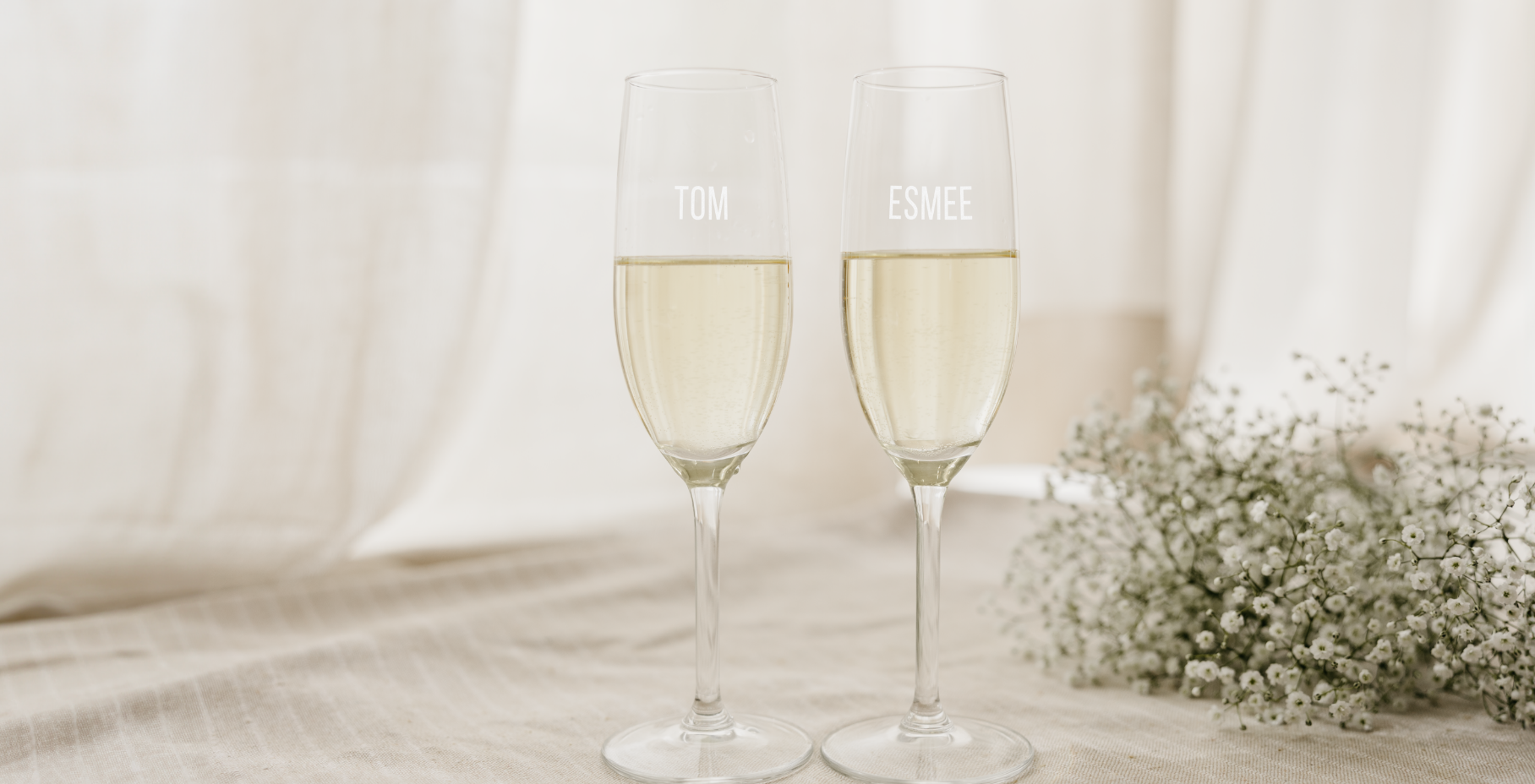 verre personnalisé avec gravure des prénoms Tom et Esmee remplis de champagne, flûtes élégantes, idéal pour célébrations et mariages.