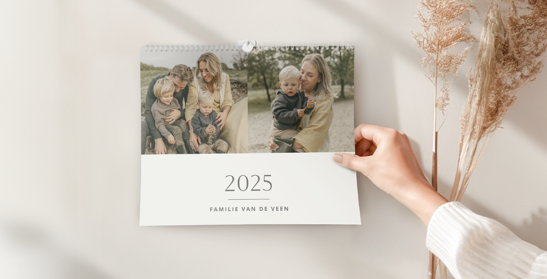 Wandkalender met gepersonaliseerde foto van koppel, februari 2024, minimalistisch ontwerp, kalender maken met foto's, personalisatieoptie: eigen foto toevoegen