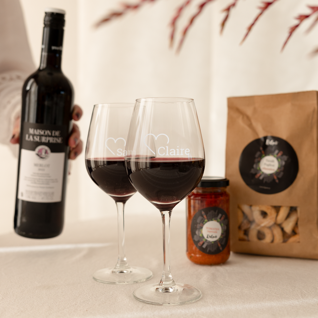 Coffret cadeau avec verres, vin et collations