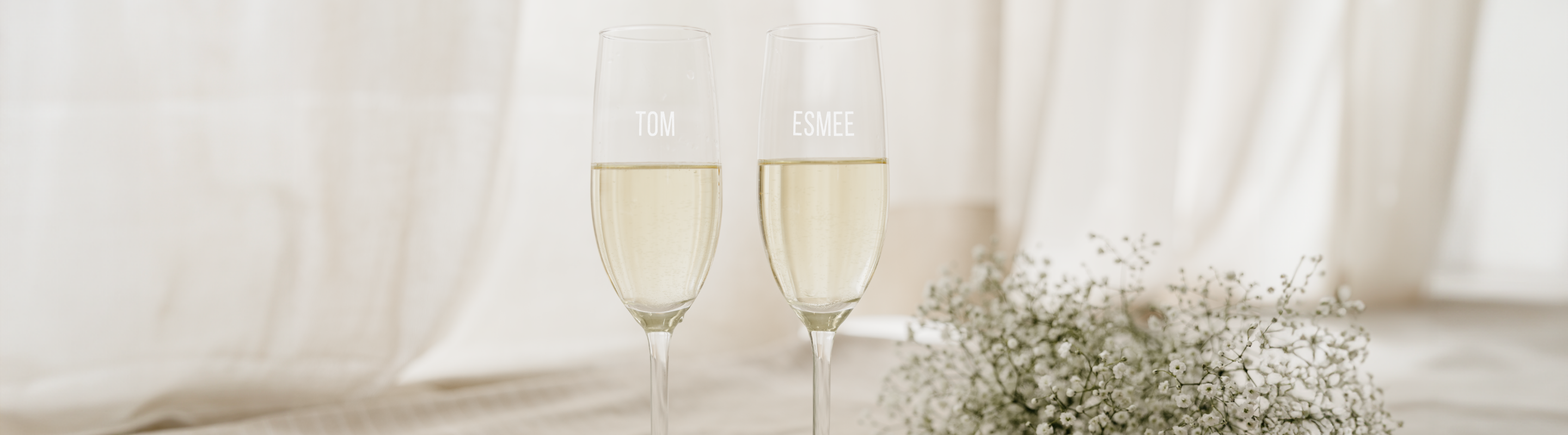 verre personnalisé avec gravure des prénoms Tom et Esmee remplis de champagne, flûtes élégantes, idéal pour célébrations et mariages.
