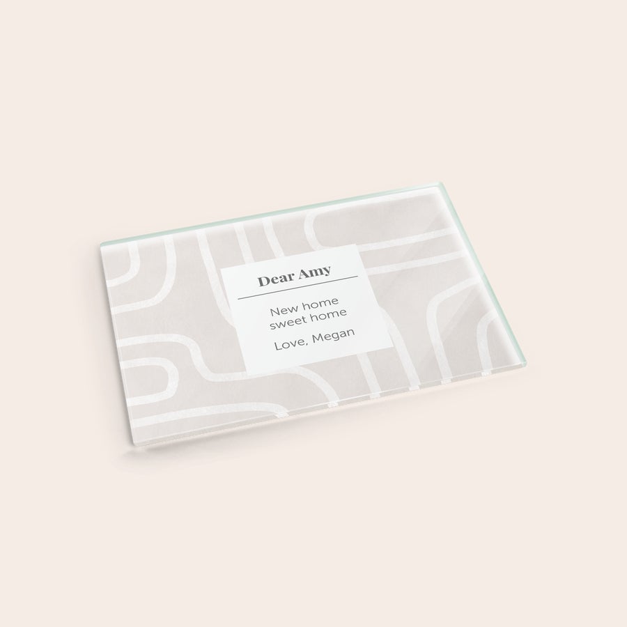 Tocător personalizat sticla Masă de tocat din sticlă, personalizată prin imprimare cu model decorativ și mesajul "Dear Amy, New home sweet home, Love, Megan"