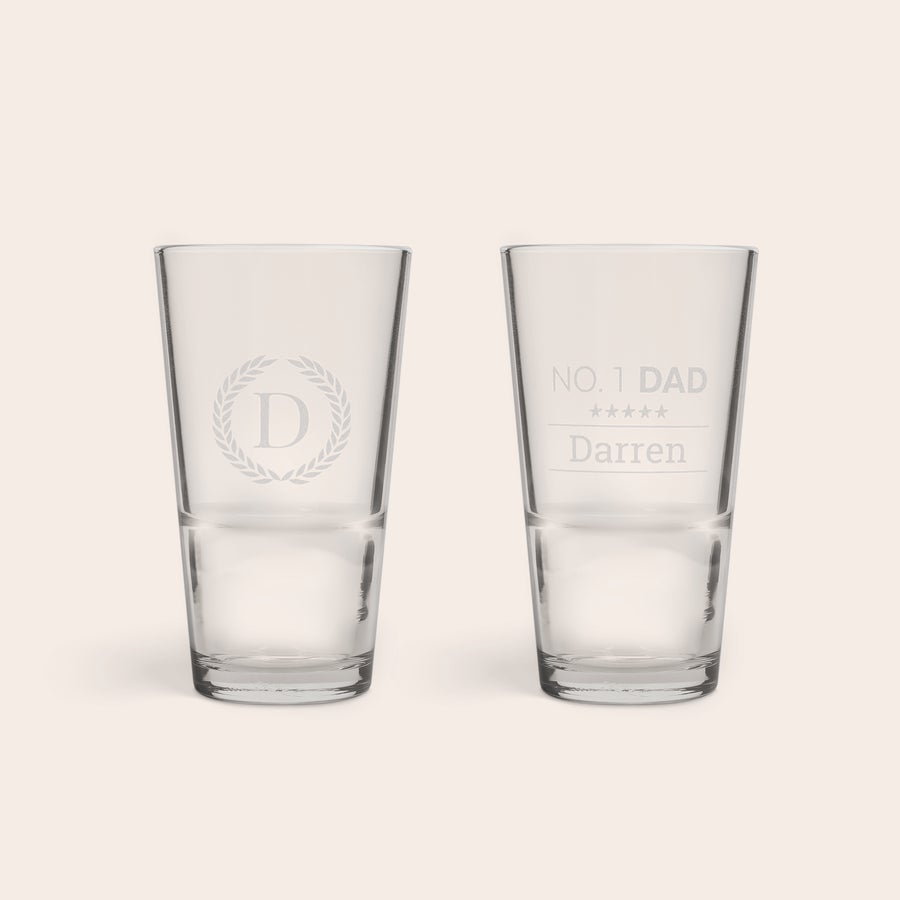 Sklenice na pivo 340 ml Personalizované šejkrové půllitry s gravírovaným písmenem D a textem "NO. 1 DAD Darren".