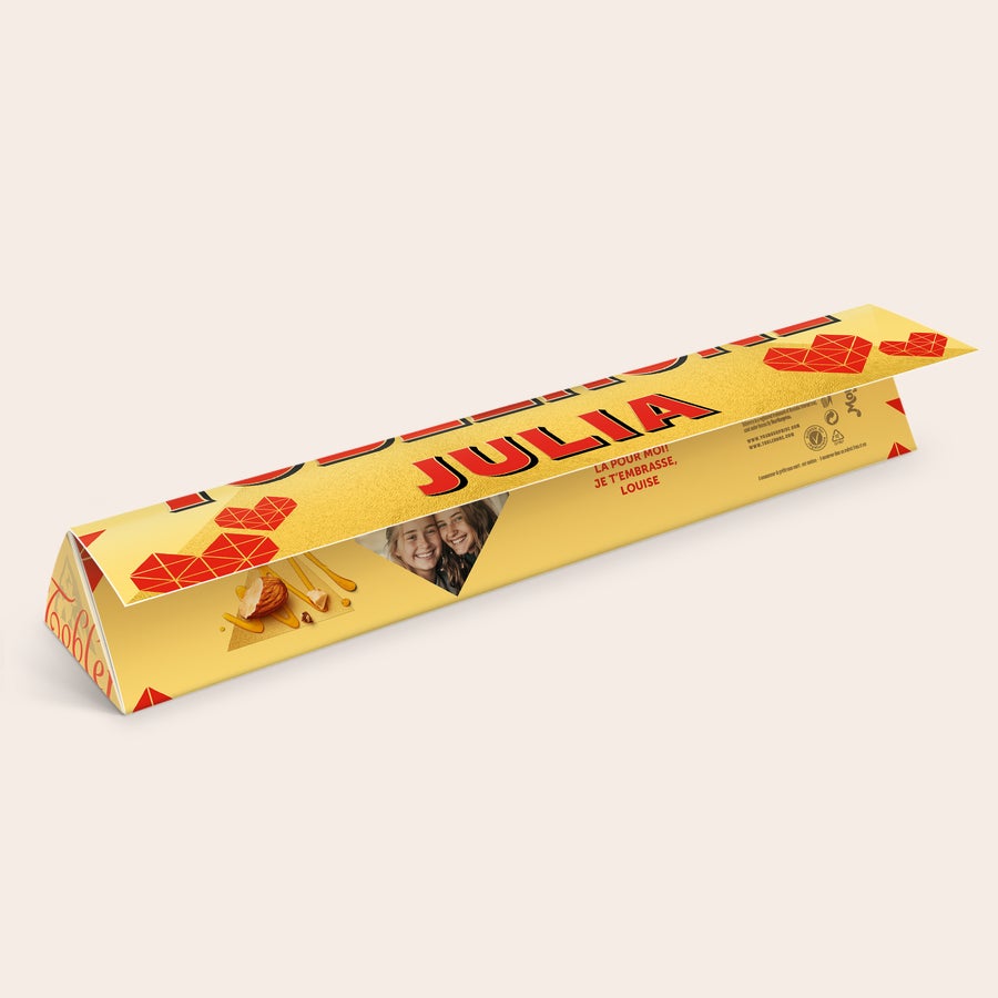 Toblerone amoureux personnalisé Toblerone personnalisé avec prénom et photo Amour L, avec le nom Julia et deux visages souriants imprimés sur l'emballage.