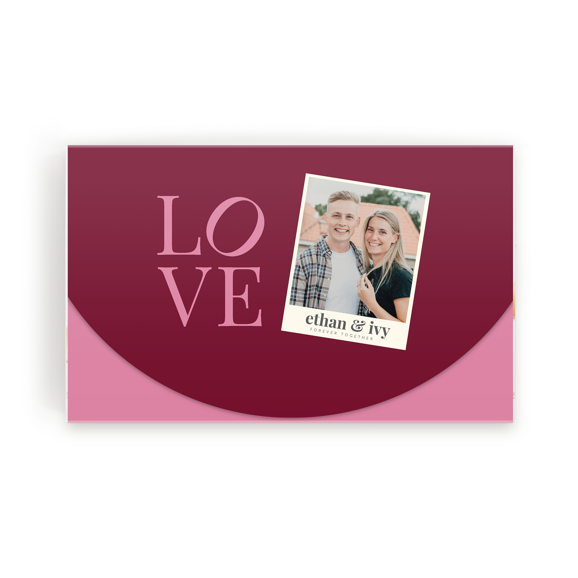 Caja de bombones personalizada con la palabra "LOVE", una foto de pareja y sus nombres impresa.
