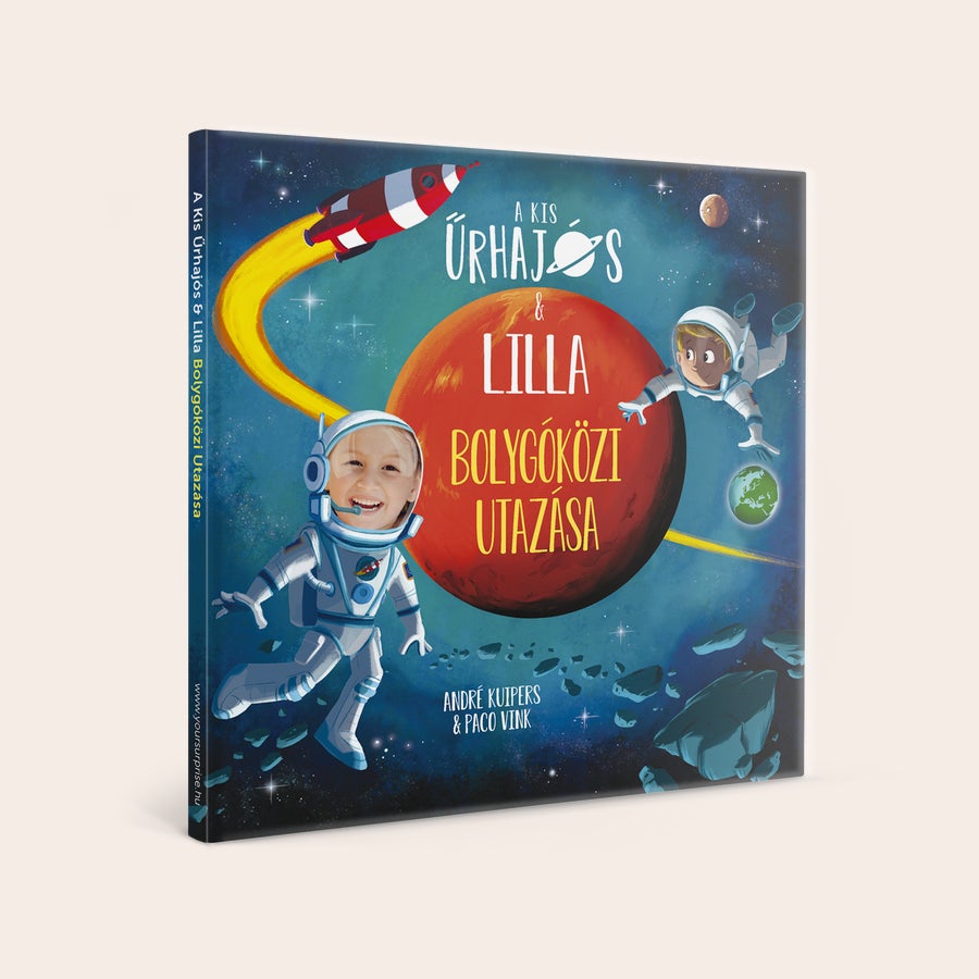 A Kis Űrhajós Bolygóközi Utazása A Kis Űrhajós & "Neve" Bolygóközi Utazása – Hardcover könyv, személyre szabott borítóval, gyermek fotójával nyomtatva