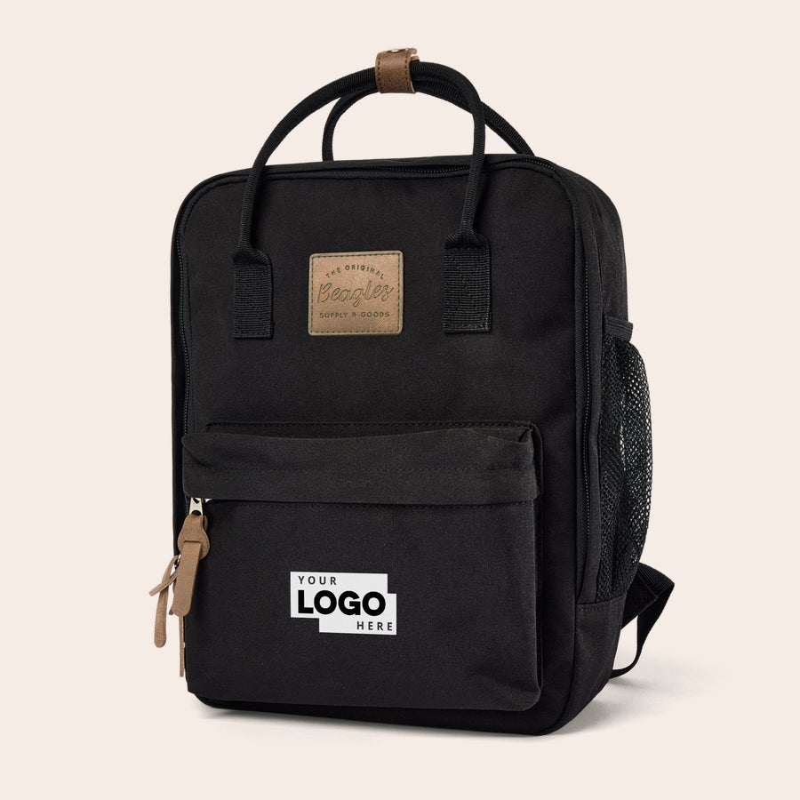 Rucsac cu nume personalizat Rucsac personalizat negru cu logo text alb Your Logo Here pe buzunarul frontal