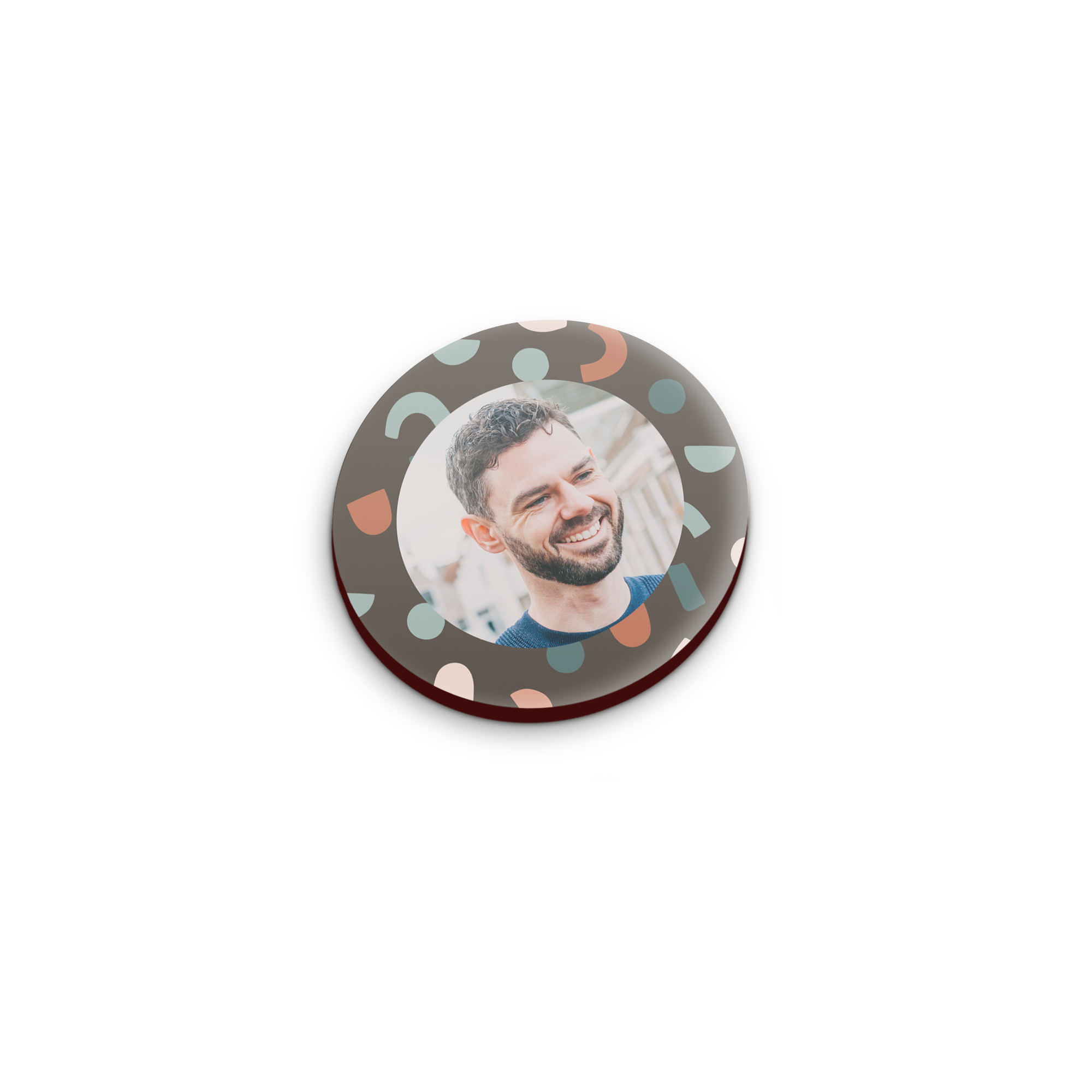 Íman redondo personalizado com foto impressa de homem sorridente, para um sorriso na cara de alguém