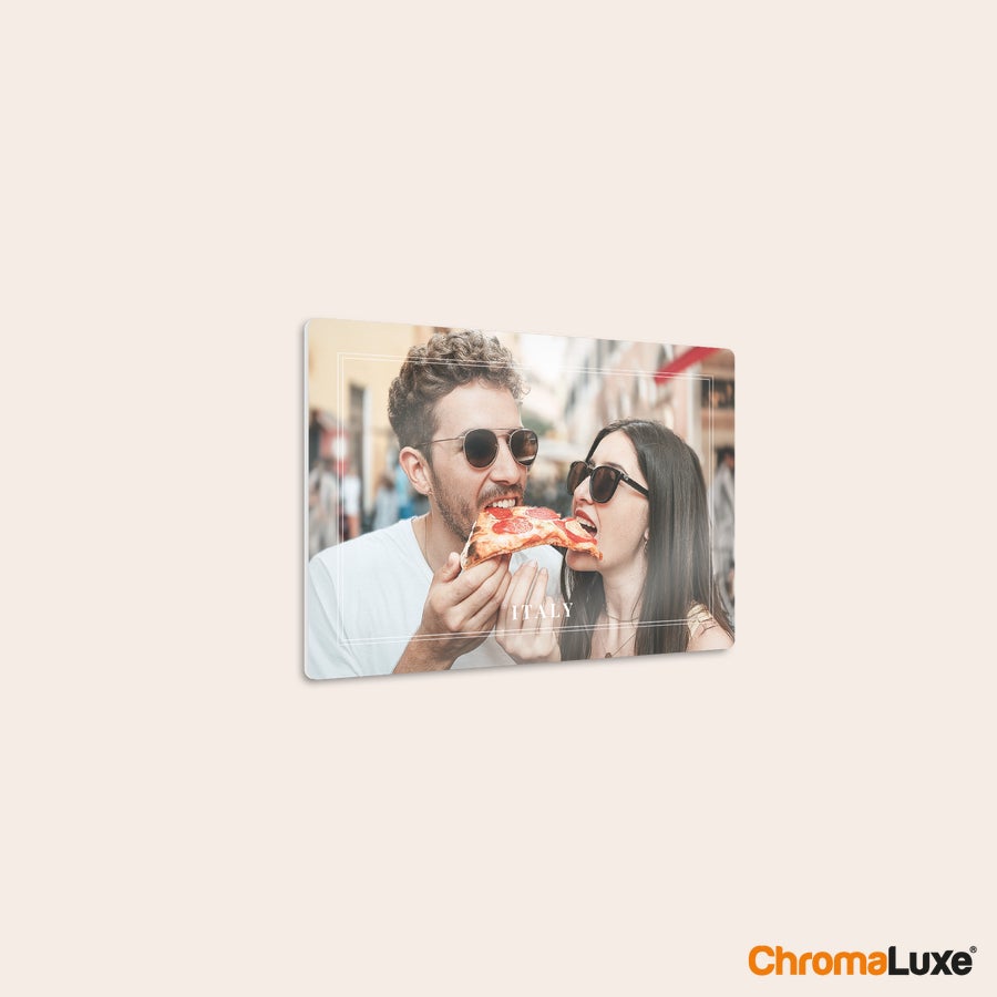 Impression photo sur aluminium Tableau photo en aluminium personnalisé avec un couple mangeant une pizza en Italie, idéal pour immortaliser vos précieux souvenirs.