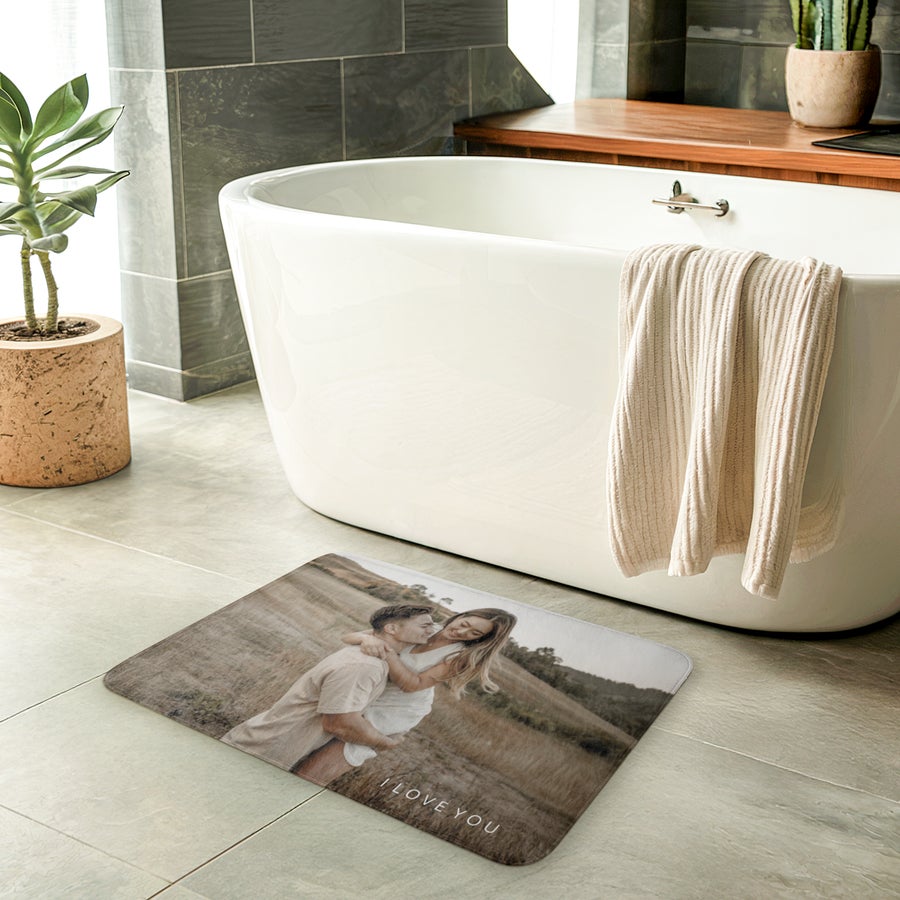 Tapete de banho personalizado - 70 x 50 cm Tapete de banho personalizado com foto de casal abraçado e a frase I LOVE YOU. Transforme qualquer banheiro em um refúgio pessoal com um tapete de banho personalizado.