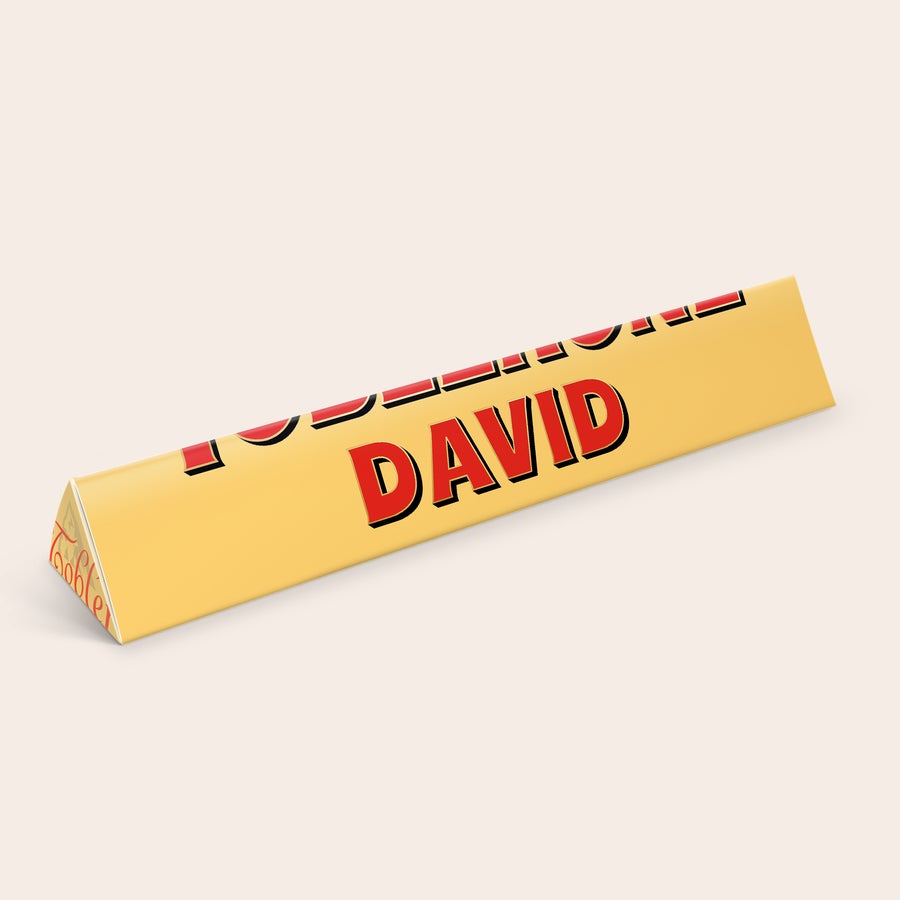 Toblerone med navn Personaliseret Toblerone med navn og billede, David trykt i rødt på den gule indpakning, ideel som en personlig gave.