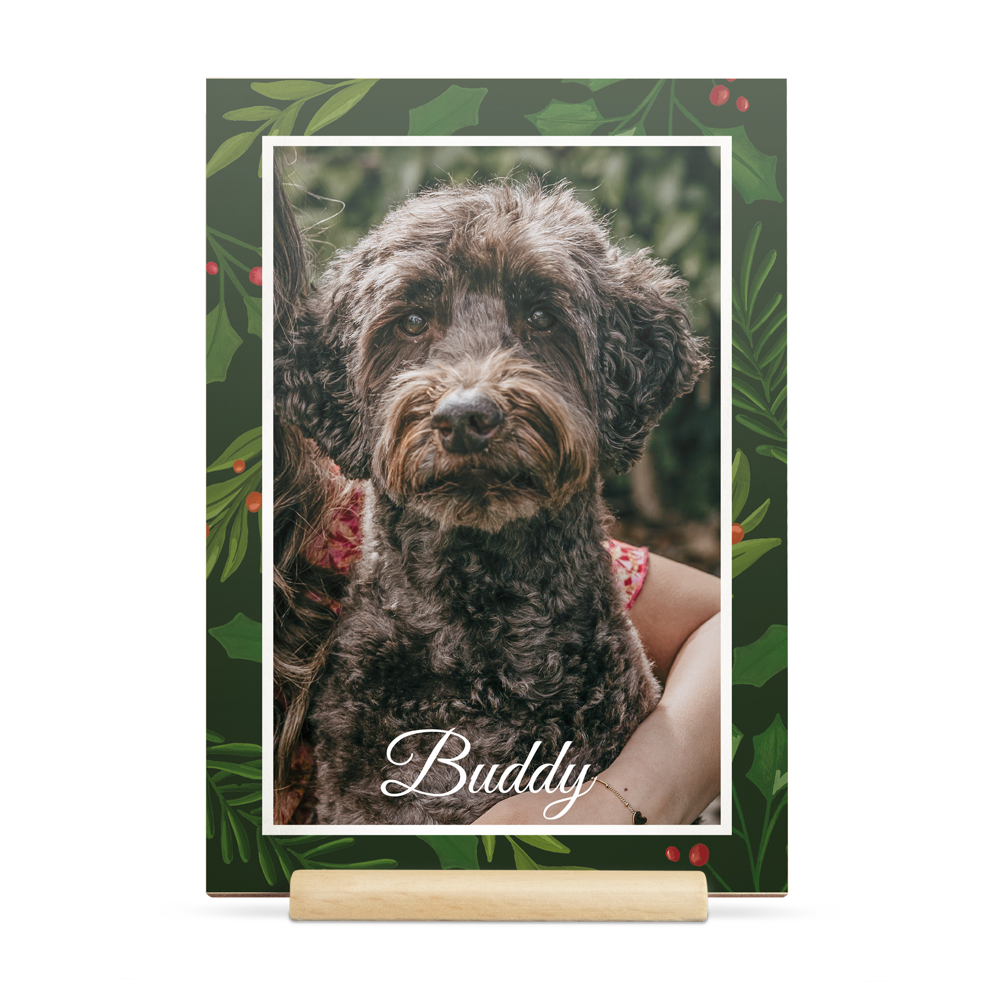 Cartolina natalizia personale di legno con foto di cane marrone e nome Buddy stampati su base natalizia verde