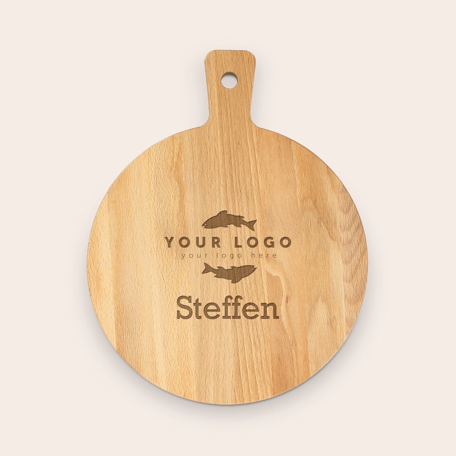 Personligt Tapasbræt - Rundt Rundt personligt serveringsfad af træ med indgraveret logo, fiskemotiver og navnet Steffen