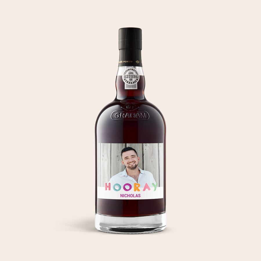 Graham's Tawny - zretý 10 rokov Fľaša 10-ročného sudu Graham s prístavným vínom, so špeciálnou potlačou fotografie usmievajúceho sa muža a textom Hooray Nicholas, Dajte vynikajúcu fľašu 10-ročného sudu grahamu s vyzretým fotografickým štítkom ako darček!