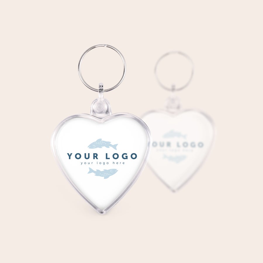 Avaimenperä omalla kuvalla - Sydän - Kaksipuolinen Sydämen muotoinen avaimenperä, johon on painettu henkilökohtainen kuva, etupuolella teksti "YOUR LOGO" ja kalakuvioita.