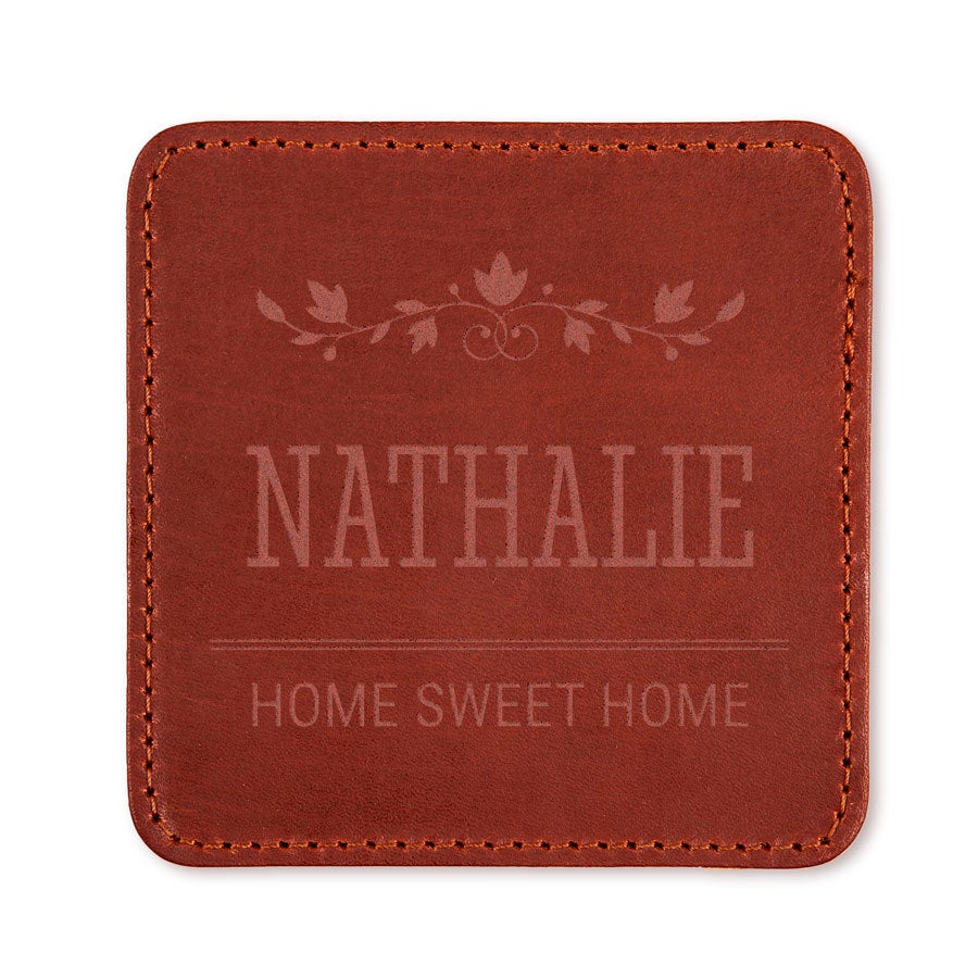 Sous-verre en cuir marron gravé personnalisé avec le prénom Nathalie et le texte Home Sweet Home