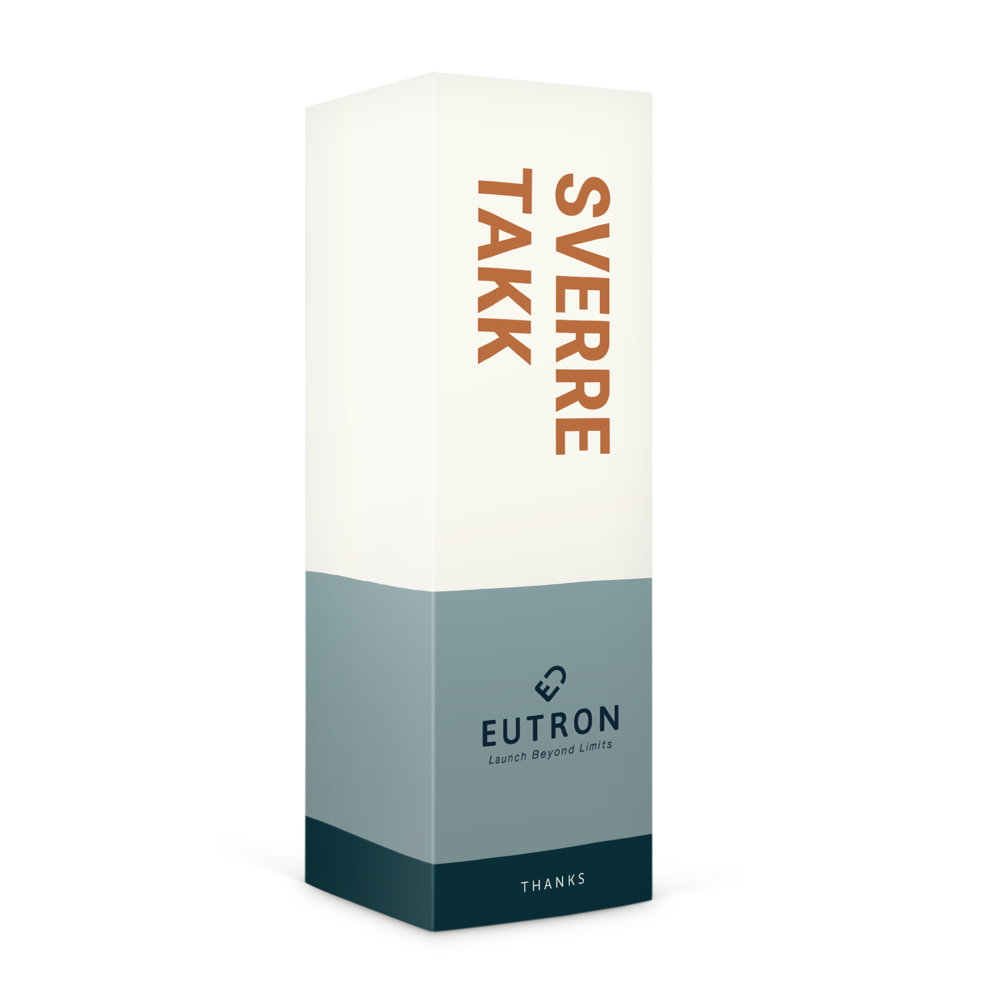 Personlig tilpasset gaveeske med lakris, trykt med navn "SVERRE TAKK" på hvit og blå eske.