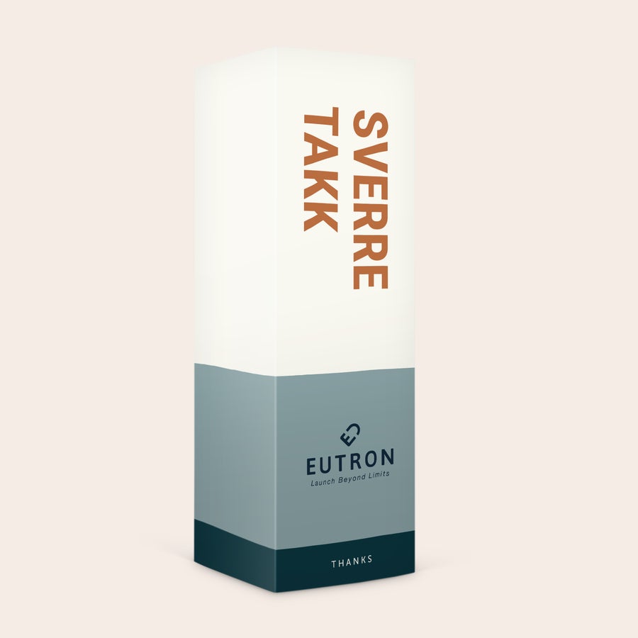 Personlig tilpasset gaveeske - Nøtter Personlig gaveeske med nøtter, trykt med navn "Sverre Takk" og logo.