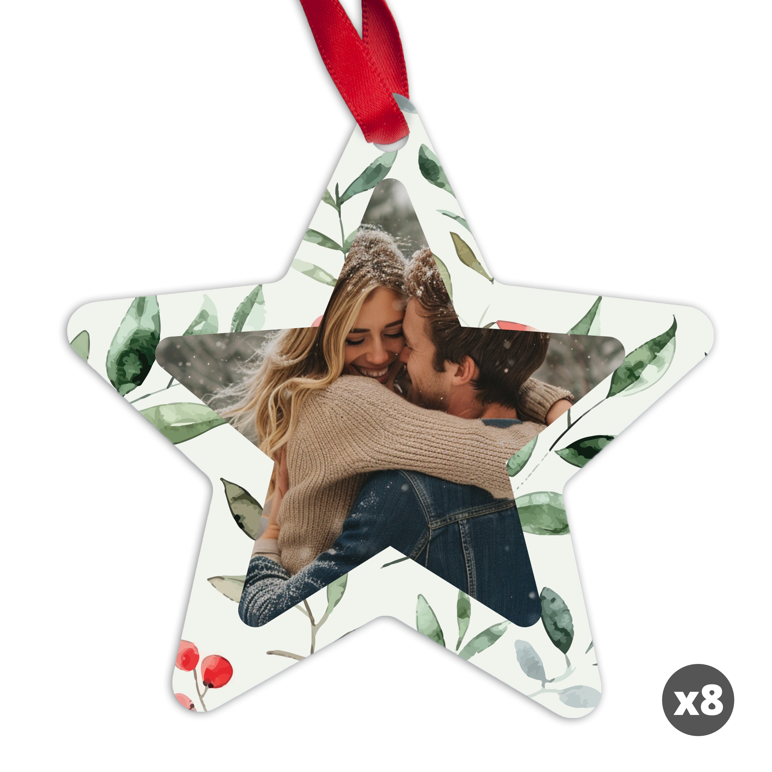 Adorno navideño de aluminio con forma de estrella. Impreso con una foto personalizada de una pareja y ramas verdes con bayas rojas.