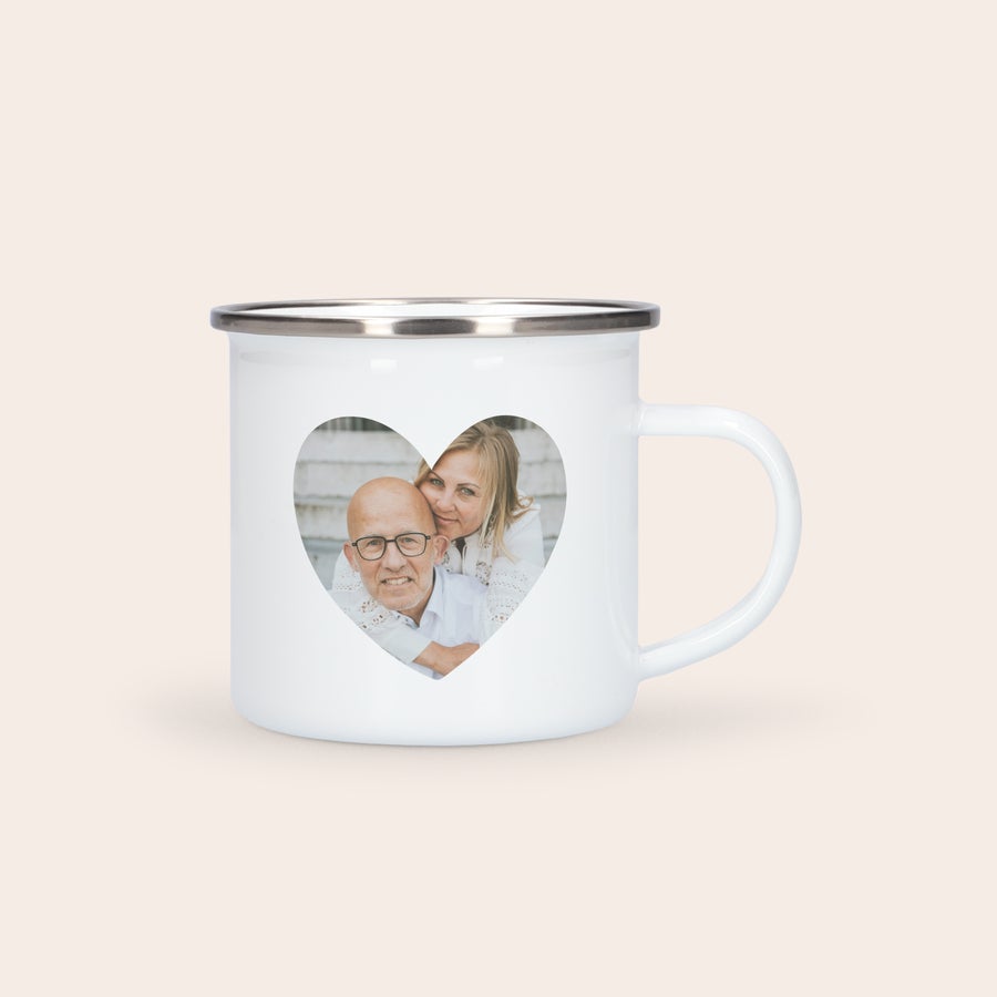 Spersonalizowany kubek emaliowany Super fajny emaliowany kubek personalizowany zdjęciem pary w sercu, nadrukowany na białym tle.