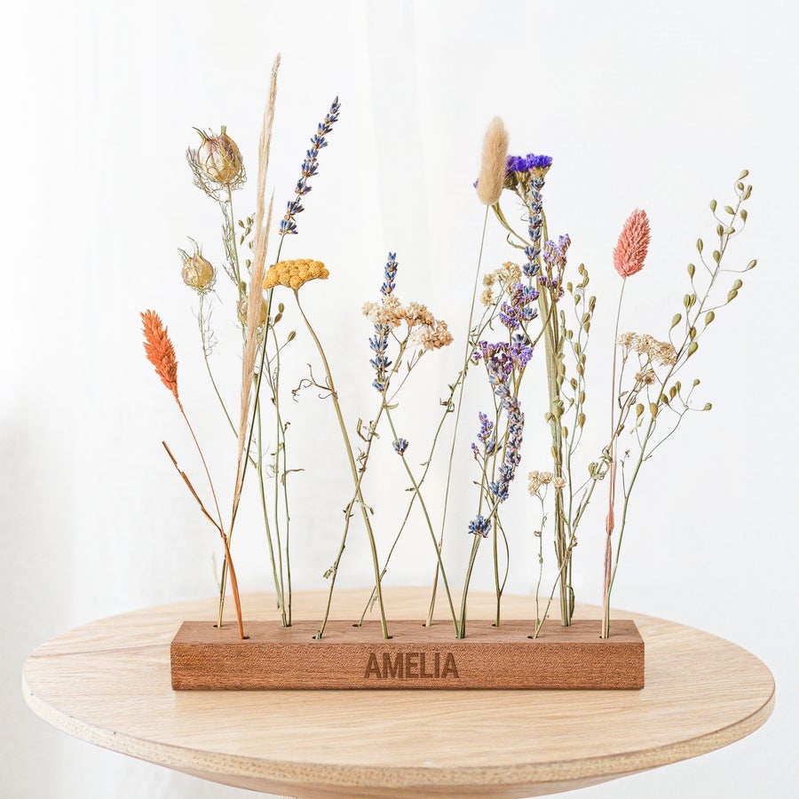Flores secas con soporte de madera personalizado Ramo de flores secas en soporte de madera grabado con "AMELIA", un regalo personalizado.
