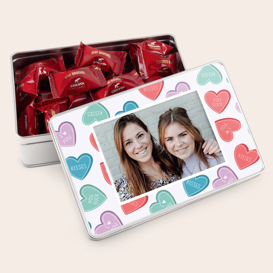 Boîte de Chocolat - Mini Bouchée Côte d'Or Boîte personnalisée de chocolats Côte d'Or Mini Bouchée avec photo de deux femmes souriantes et cœurs.