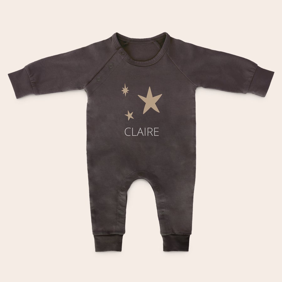 Babygrow Babygrow cinzento com o nome Claire e estrelas, personalizado para surpreender o seu mais pequeno