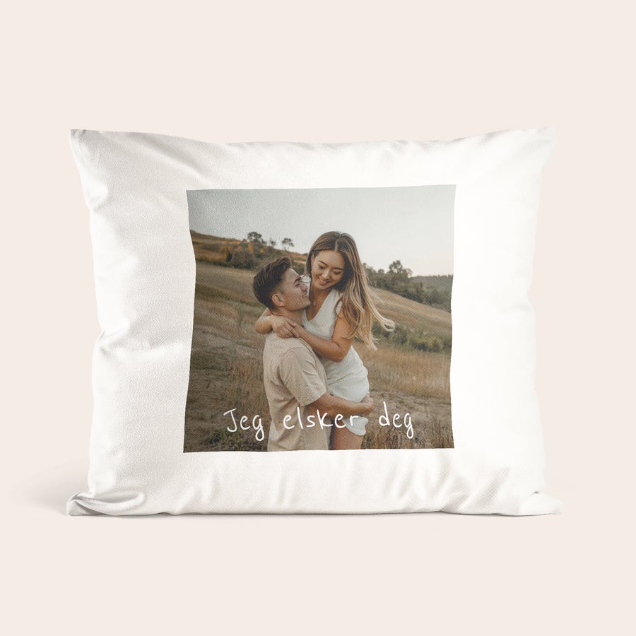 puter Hvit pute med ditt eget bilde av et par og teksten Jeg elsker deg, trykt på puten.