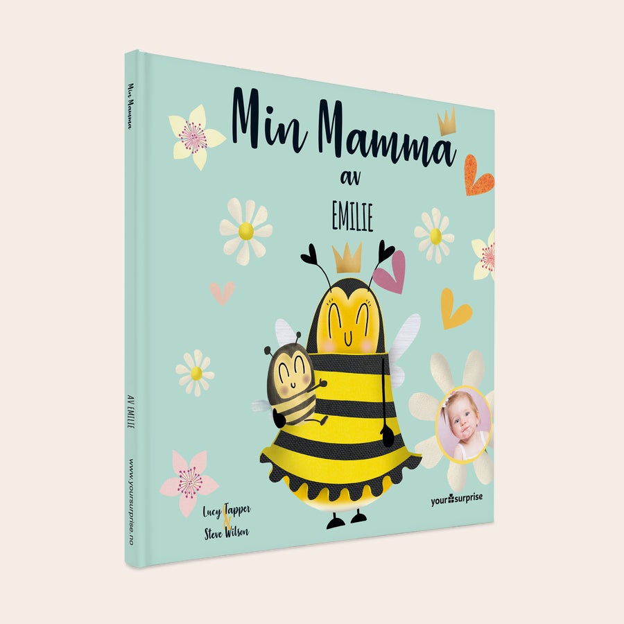Bok til mamma - Vår mamma Personlig Min Mamma-bok med søt bieillustrasjon, barnets navn Emilie og eget bilde på forsiden.