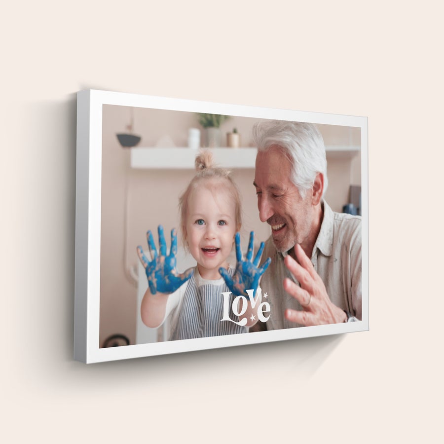 Photo sur toile Toile personnalisée imprimée avec une photo d'enfant souriant les mains bleues et un homme, et le mot Love.