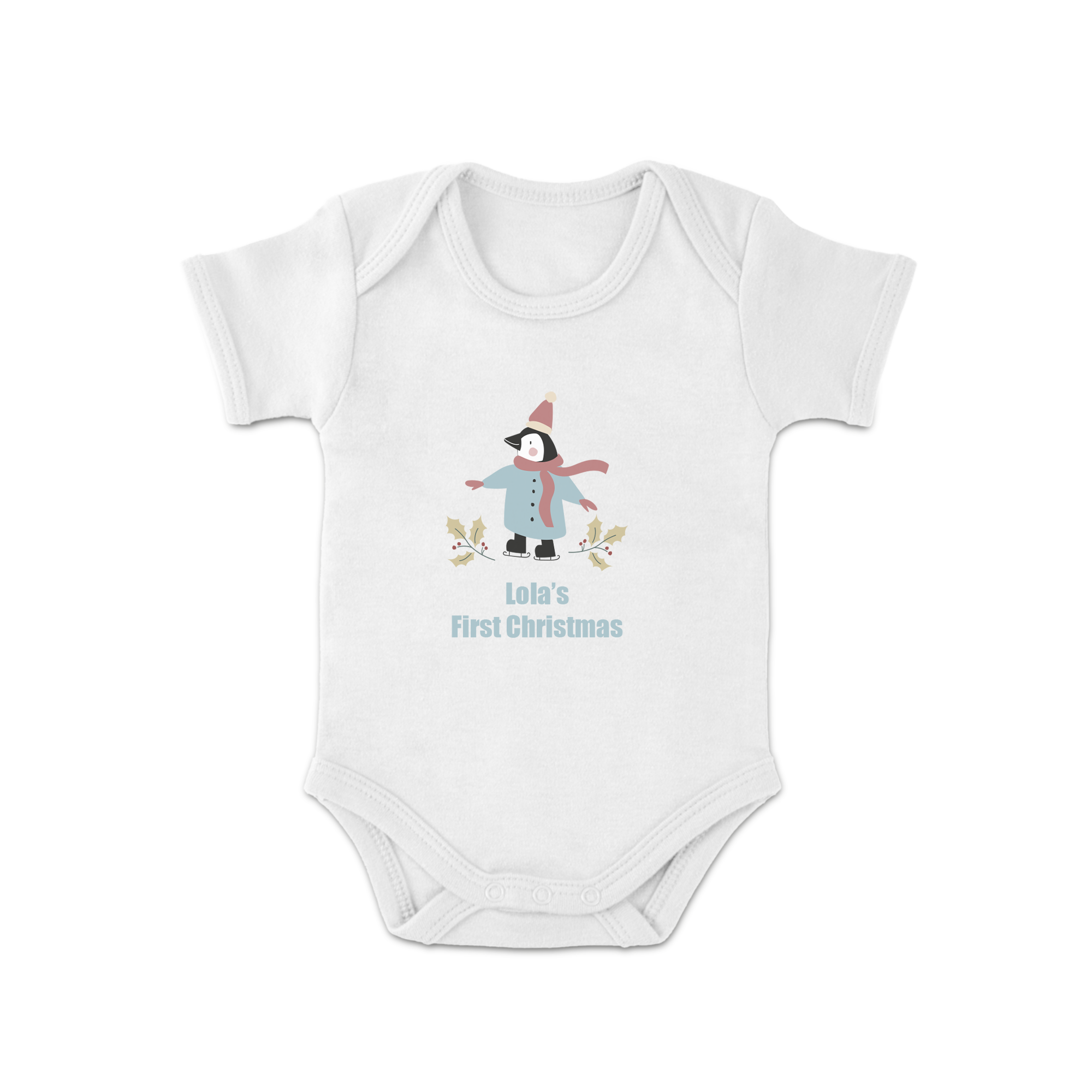 Bel otroški božični kombinezon s kratkimi rokavi in natisnjenim pingvinom, besedilom Lola's First Christmas in božičnimi listki. Praznujte otrokov prvi božič z imeni.