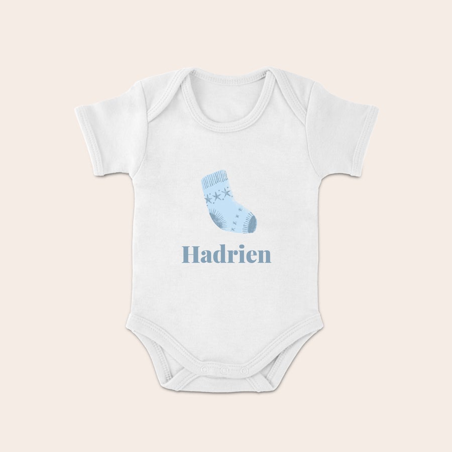 Body mon premier Noël personnalisé Dors-bien de Noël blanc imprimé avec une chaussette bleue et le nom Hadrien