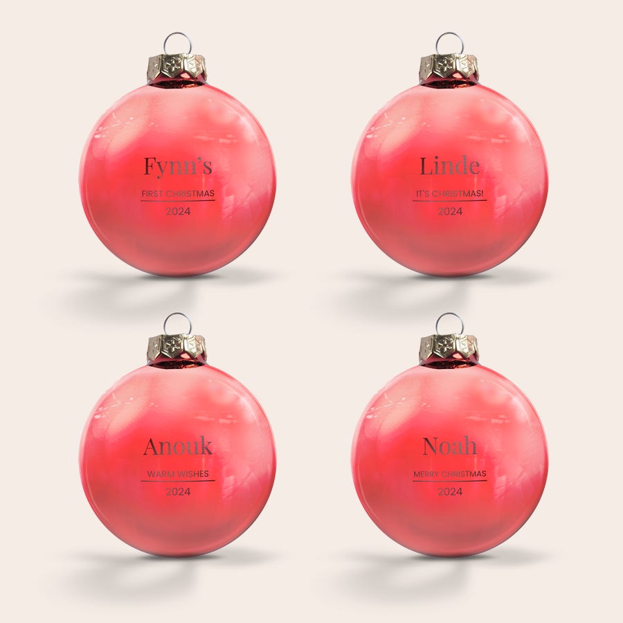 Grawerowane bombki choinkowe Zestaw szklanych czerwonych bombek z grawerowaną personalizacją: Fynn's First Christmas 2024, Linde It's Christmas 2024, Anouk Warm Wishes 2024, Noah Merry Christmas 2024. Ubierz choinkę w wyjątkowe bombki z osobistą personalizacją!
